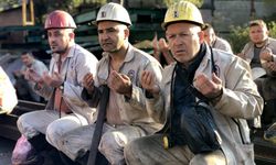 Maden işçileri hayatını kaybeden meslektaşları için dua etti