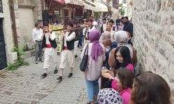 Safranbolu'da itfaiyeciler tulumbacı kıyafetleriyle turistlerin dikkatini çekti