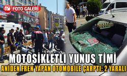 MOTOSİKLETLİ YUNUS TİMİ ANİDEN FREN YAPAN OTOMOBİLE ÇARPTI: 2 YARALI