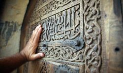 Kastamonu İbn-i Neccar Camisi, ibadete gelenleri 666 yıllık el işlemeli kapısıyla karşılıyor