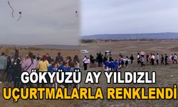 Gökyüzü ay yıldızlı uçurtmalarla renklendi