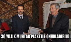 30 yıllık muhtar plaketle onurlandırıldı