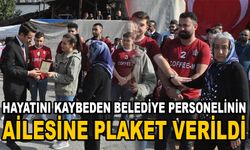 Hayatını kaybeden belediye personelinin ailesine plaket verildi