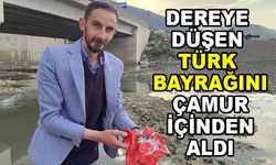 Dereye düşen Türk bayrağını çamur içinden aldı