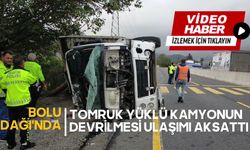 BOLU DAĞI'NDA TOMRUK YÜKLÜ KAMYONUN DEVRİLMESİ ULAŞIMI AKSATTI