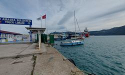 Karadeniz'de petrol aramada görevli tekneler Amasra Limanı'na sığındı