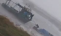 Teknede mahsur kalan balıkçıyı oğlu böyle kurtardı