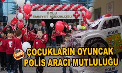 Çocukların oyuncak polis aracı mutluluğu