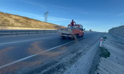 Sinop’ta kaygan yola kum döküldü