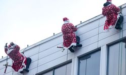 Moskova'da çatıdan inen Noel babalar hasta çocukları sevindirdi