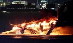 Tokyo'da yolcu uçağı ile sahil güvenlik uçağı pistte çarpıştı: 5 ölü