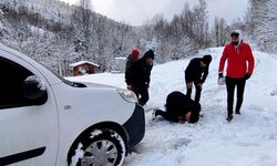 Aracı kurtarmak için her yolu deneyen köylülerin yardımına karla mücadele ekipleri yetişti