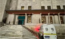 Fatih Camisi'nde bıçaklı saldırı: İmam ve talebesi yaralandı