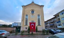 Sarıyer'deki Santa Maria Kilisesi'ne saldırı sonrası dev Türk bayrağı asıldı