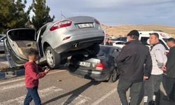 Mardin'de Trafik Faciası: Çarptığı Otomobilin Üstüne Çıktı