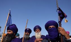 Hindistan'daki çiftçi eylemlerine mızraklı savaşçılar katıldı