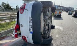 Sinop’ta virajı alamayan otomobil takla attı: 1 yaralı