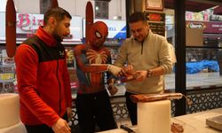 Şehir şehir gezen 'örümcek adam' Kastamonu'nun yöresel lezzetlerine hayran kaldı