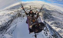 Erzincan'da havalandıkları paramotorla gökyüzünde yöresel kahvaltı yaptılar