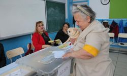 Edirne'de bir vatandaş oy kullanmayan köpeği ile gitti