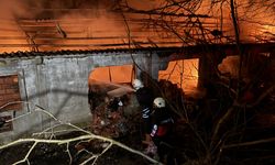 Zonguldak'ta tekstil atölyesinin deposunda çıkan yangını söndürme çalışmaları sürüyor