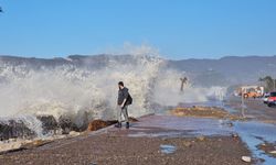 Karadeniz’de fırtınanın hızı 102 kilometreyi buldu: Dev dalgalar sahilleri dövdü