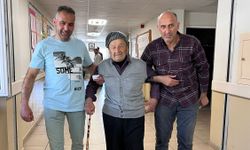 91 yaşındaki adam, iki kişinin kolunda sandığa gidip oyunu kullandı