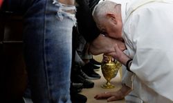 Papa, mahkumların ayaklarını yıkayıp öptü