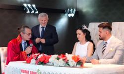 Etimesgut Belediye Başkanı Erdal Beşikçioğlu, Mine Kaya-Berkay Dinçsoy çiftinin nikahını kıydı