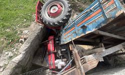 Traktör üç metreden çeşmenin üzerine devrildi, sürücü hayatını kaybetti