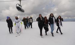 Üniversite öğrencileri, Ilgaz Dağı’nın zirvesinde hem ders yaptı hem horon tepti