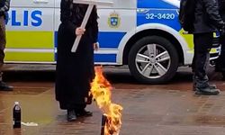 İsveç'te elinde haç ile polis eşliğinde Kur'an-ı Kerim yaktı