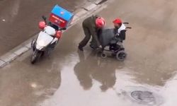 Engelli vatandaşı ıslanmaktan böyle korudu
