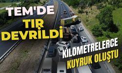 TEM'de tır devrildi, kilometrelerce kuyruk oluştu