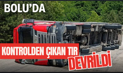 Bolu'da kontrolden çıkan tır devrildi