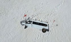 Van’da 5 ay önce çığ altında kalan minibüs karlar eriyince ortaya çıktı
