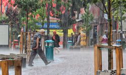 Yaz yağmurunda vatandaşlar sığınacak yer aradı