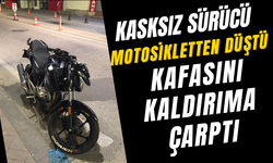 Kasksız sürücü motosikletten düştü, kafasını kaldırıma çarptı