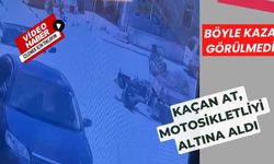 BÖYLE KAZA GÖRÜLMEDİ: KAÇAN AT, MOTOSİKLETLİYİ ALTINA ALDI