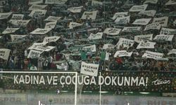 Bursaspor taraftarları öldürülen kadınların isimleri yazılı pankart açtı