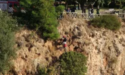 Uygunsuz davranış sergileyenleri uyarmak için çıktığı kayalıklarda mahsur kaldı