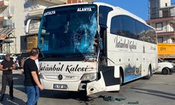 Yolcu otobüsü, minibüs ve vincin karıştığı kazada otobüs sürücüsü yaralandı