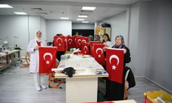 Kursiyerler, Cumhuriyet Bayramı öncesinde bayrak dikiyor