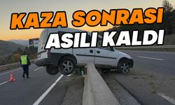 Bolu'da, hafif ticari araç beton bariyerde asılı kaldı