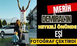 Merih Demiral’ın heykelinin önünde eşi fotoğraf çektirdi