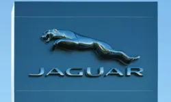 Logosunu değiştiren otomobil markalarına Jaguar da katıldı