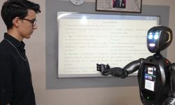 Türkiye’nin ilk insansı yapay zekalı robotu Ada, öğretmenliğe başladı