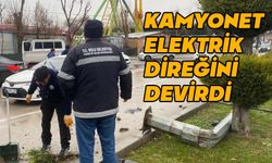 Bolu'da kamyonet elektrik direğini devirdi