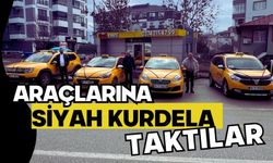 ARAÇLARINA SİYAH KURDELA TAKTILAR