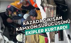 Kazada sıkışan kamyon sürücüsünü ekipler kurtardı